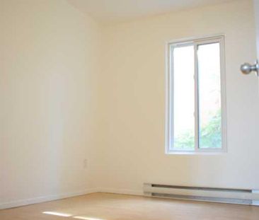 Grand logement 4 1/2 rénové disponible pour octobre - Photo 1
