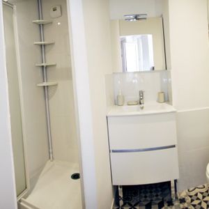 Location Appartement 1 pièce 16m² ROMANS SUR ISERE 26100 - Photo 2