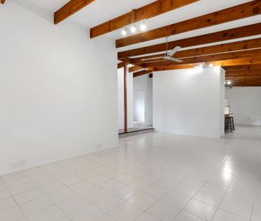 SPACIOUS FAMILY HOME ON MASSIVE BLOCK! - Photo 1