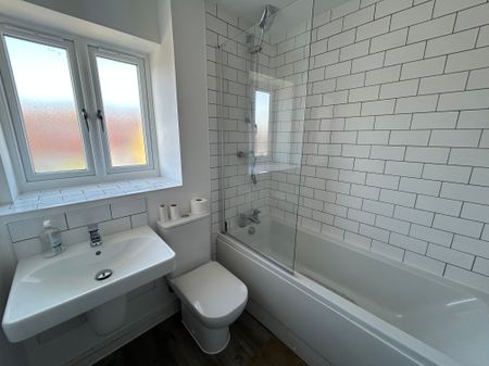 3 bedroom end of terrace to rent Saxelbye Avenue, Derby - Photo 4