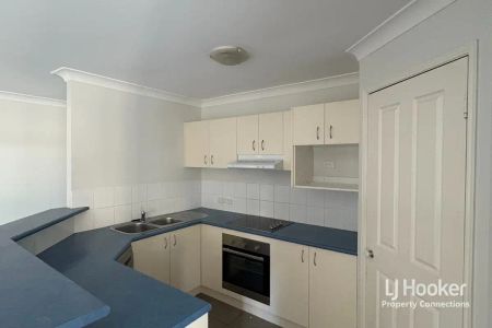 “4 BEDROOM HOUSE LOCATED IN A QUIET STREET” - Photo 2