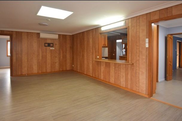 BEAUTIFUL FAMILY HOME!! - Photo 1