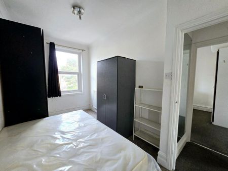 3 bedroom flat to rent - Photo 2