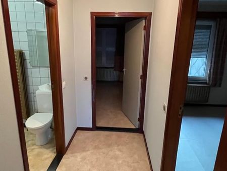 Ruim appartement in het centrum met 2 slaapkamers en lift. - Photo 5