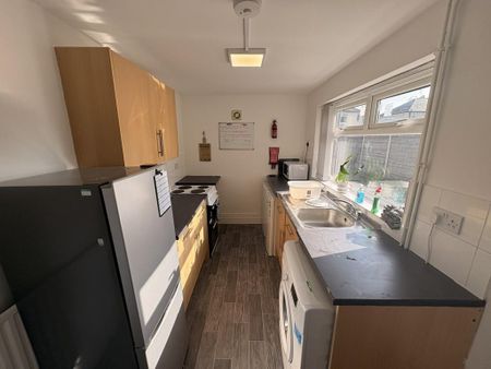 2 bedroom semi-detached house to rent - Photo 5