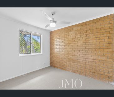 Well Presented Townhouse - New Paint and Carpets - Photo 2