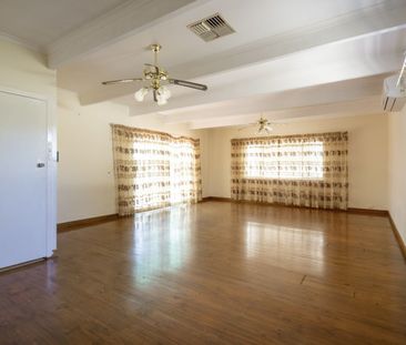 Large family home with 3 split A/C system and solar panels - Photo 2