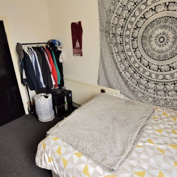 6 bedroom House in Norwood Terrace, Leeds - Photo 1