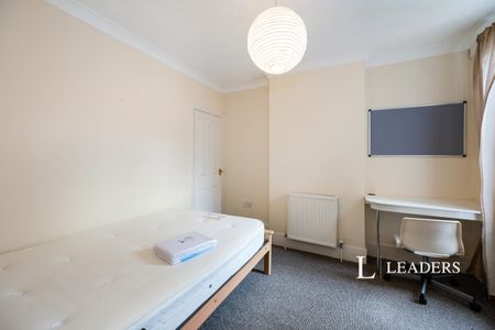 3 bedroom house to rent Goodwood Road, Southsea, PO5 - Photo 2