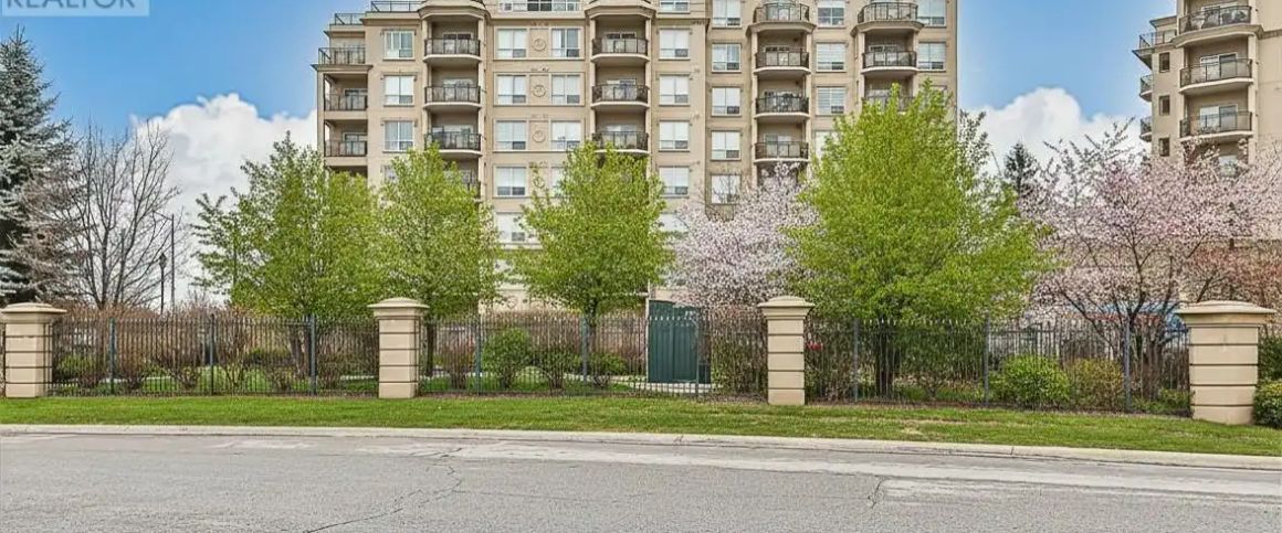 305 - 8 MAISON PARC COURT — 1 Bedroom - Photo 1