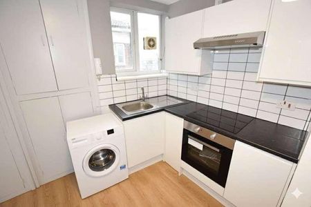 Pettits Lane North, Romford, RM1 - Photo 2