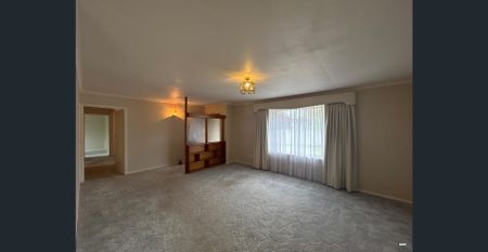 Neat as a pin family home on generous block - Photo 2