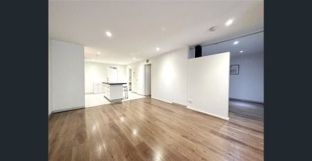 UNFURNISHED MAGNIFICENT TWO BEDROOM APARTMENT WITH SEPERATE STUDY ROOM LOCATED IN NORTHBANK PLACE CENTRAL - MELBOURNE CBD !!! - Photo 4