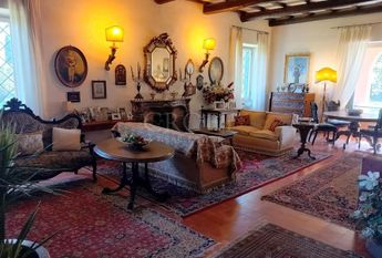 Ardeatina-Divino Amore: Quiet, charming rustic villa, big and well-curated garden, 3 beds, 1 study, 3 baths, living room, kitchen, with terraces , AC and parking space. Ref 2322