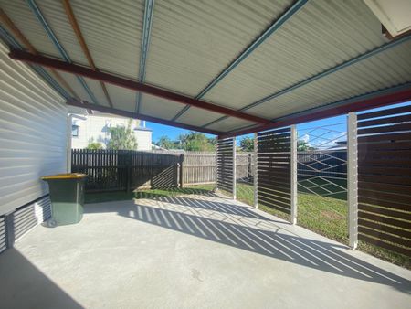 THREE BEDROOM QUEENSLANDER -QUIET AREA - Photo 4