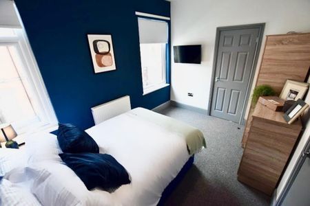 1 bedroom in a house share to rent - Photo 2