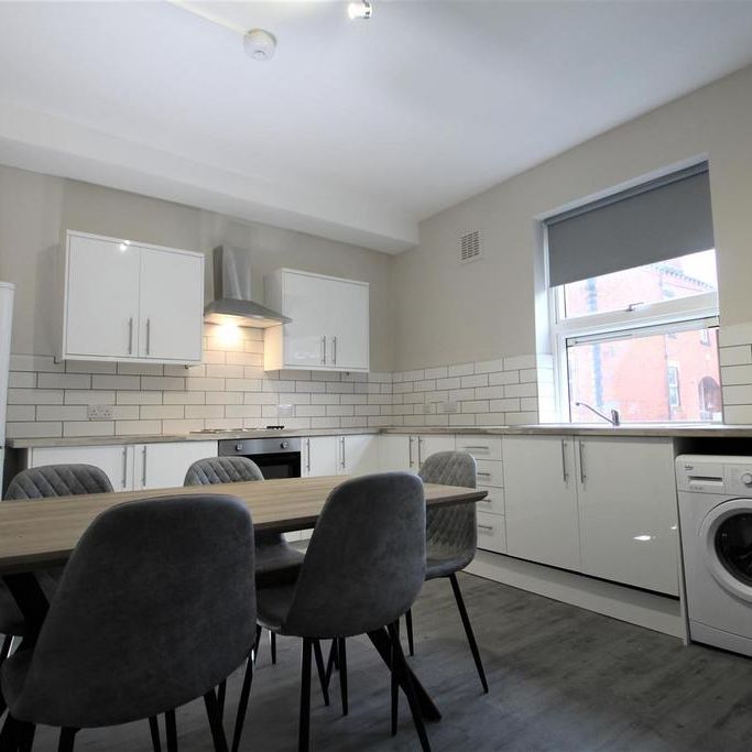6 bedroom semi-detached house to rent - Photo 1