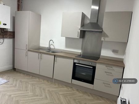 1 bedroom in a house share to rent - Photo 2