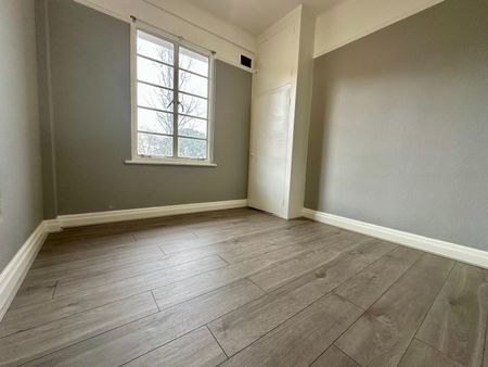 3 Bed Flat, Selwyn Court, SE3 - Photo 4