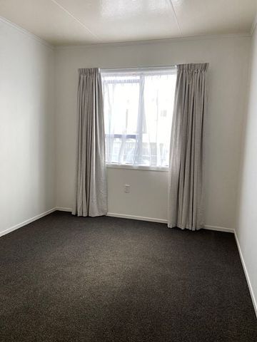 Charming 3 Bedroom Bungalow - Photo 3