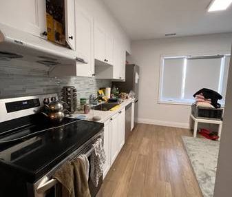 Fully renvated 3 bdrm apt in Harbord village - Photo 1