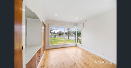 Minutes to Everything! - Photo 5