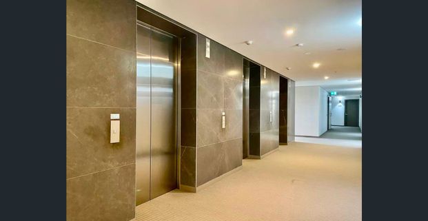 Sunny Two Bedrooms Apartment In Australia Tower - Photo 1