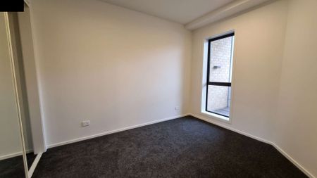 Modern conveniently located apartment - Photo 3