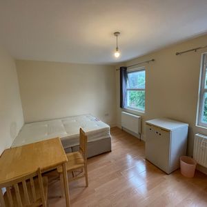 Room in a Shared House, Downsell Road, E15 - Photo 3
