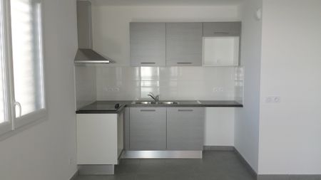 Location Appartement 3 pièces 68m² ST DENIS 97400 - Photo 2