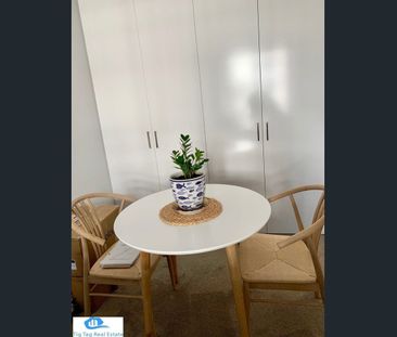 Spacious Luxurious 1 Bedroom Apartment - Photo 2