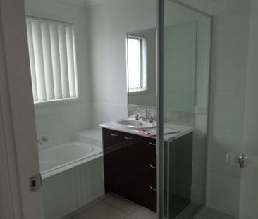 Beautiful family home awaits you - Photo 5