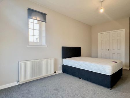 3 bedroom flat to rent - Photo 4