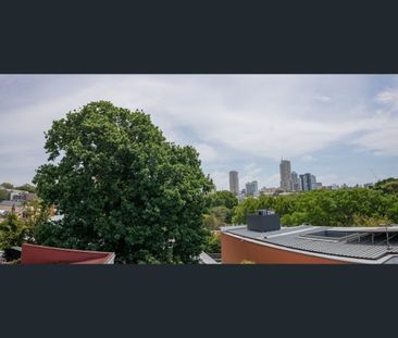 STUNNING ARCHITECT-DESIGNED PADDINGYTON APARTMENT WITH CITY VIEWS - Photo 3