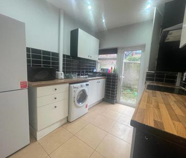 4 bedroom end of terrace house to rent - Photo 6