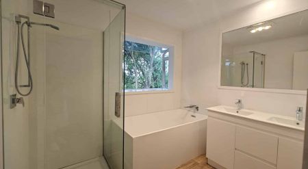 RENOVATED BEAUTY IN SUNNYNOOK - Photo 3