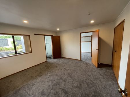 Epsom Location! - Photo 2