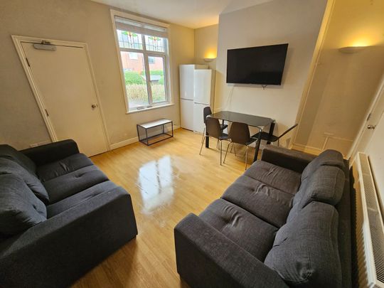 6 Bed - 137 Ash Road, Headingley, Leeds - LS6 3HD - Student - Photo 1