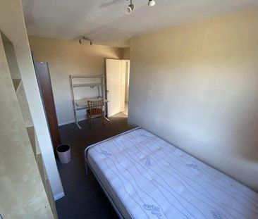 4 bedroom flat to rent - Photo 2