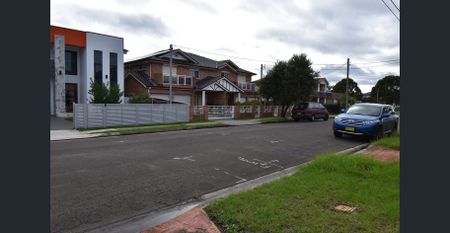 SPACIOUS DUPLEX - CENTRALLY LOCATED! Perfect Location, immaculate spacious - Photo 3