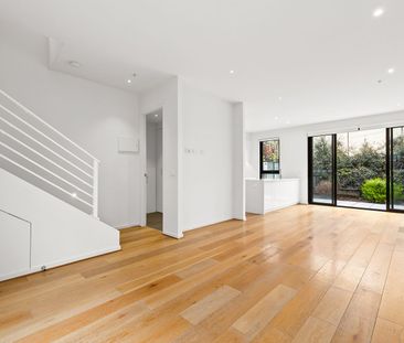 Bright Townhouse, Prime Position - Photo 1