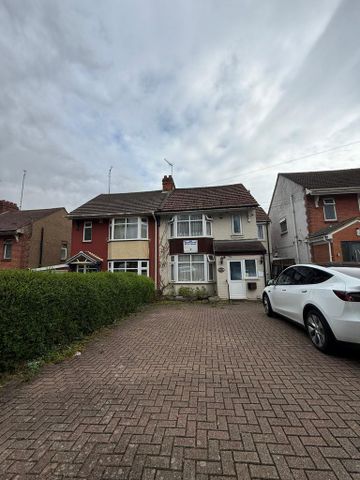 1 bedroom in a house share to rent - Photo 2