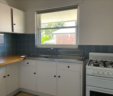 Cosy One-Bedroom in leafy in North Melbourne - Photo 4