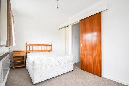 Well presented 1 bedroom house to rent in Milton offering excellent access to City centre, Science Park, A14 & M11. GCH. Allocated parking. Access to private rear garden. Local amenities close by. Walking distance to local country park. Furnished. - Photo 3
