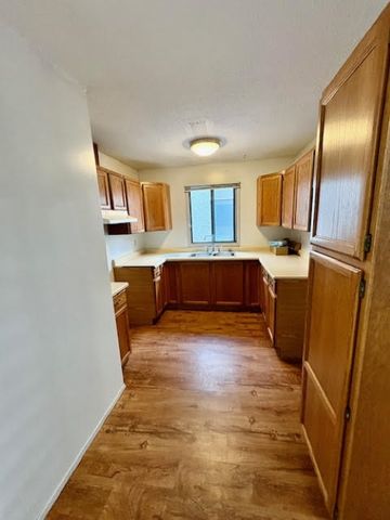 Lovely Unit – Convenient Location! - Photo 2