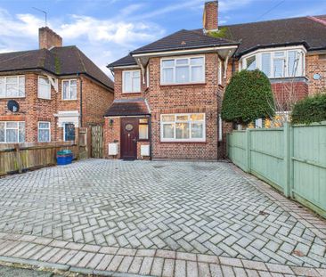 4 bedroom end of terrace house to rent - Photo 1