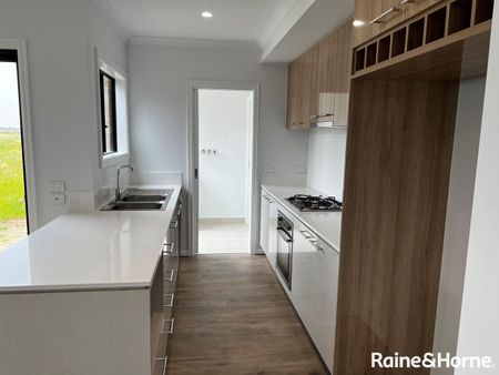 Splendid 3Br Family Home in Cornerstone Estate, Werribee! - Photo 5