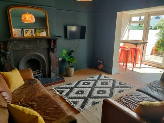 Furnished room available close to Hospital Room 4 - Photo 1