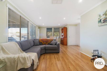 IMPECCABLY PRESENTED HOME! - Photo 4