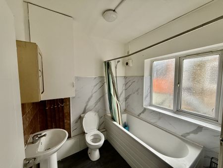 First-floor flat on Normanton Road, Derby. Features one bedroom, bright living room, gas central heating, and double-glazed windows. Conveniently located near shops, amenities, and transport links—ideal for singles or couples seeking comfort and easy access to the city. - Photo 5